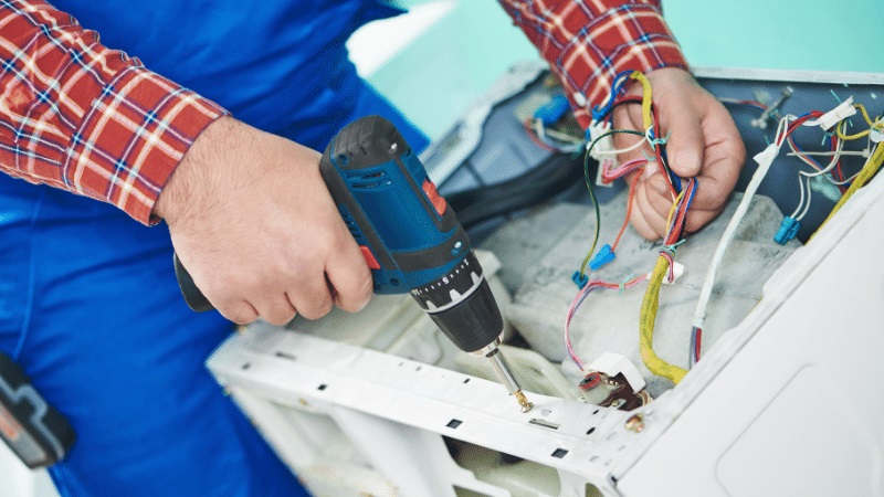Karşıyaka Ariston Ariston çamaşır makinesi kart tamiri – Su almama arızası orijinal parça ile giderildi. - Teknik servis örneği